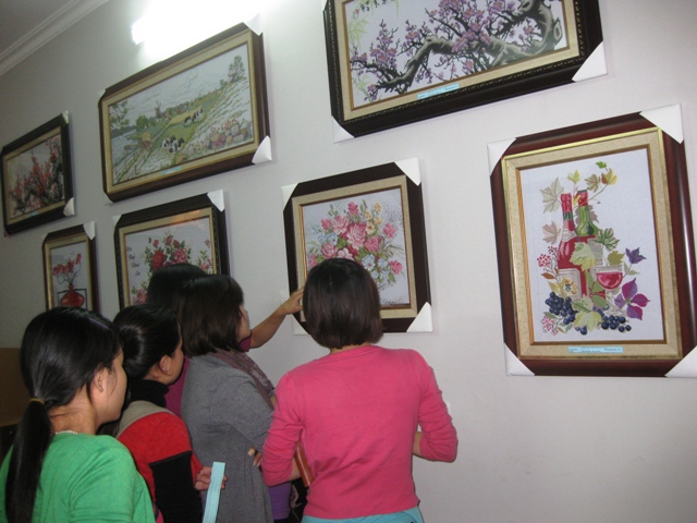 Chị[-]em[-]rất[-]thích[-]thú[-]với[-]loại[-]hình[-]tranh[-]XX[-]mới.
